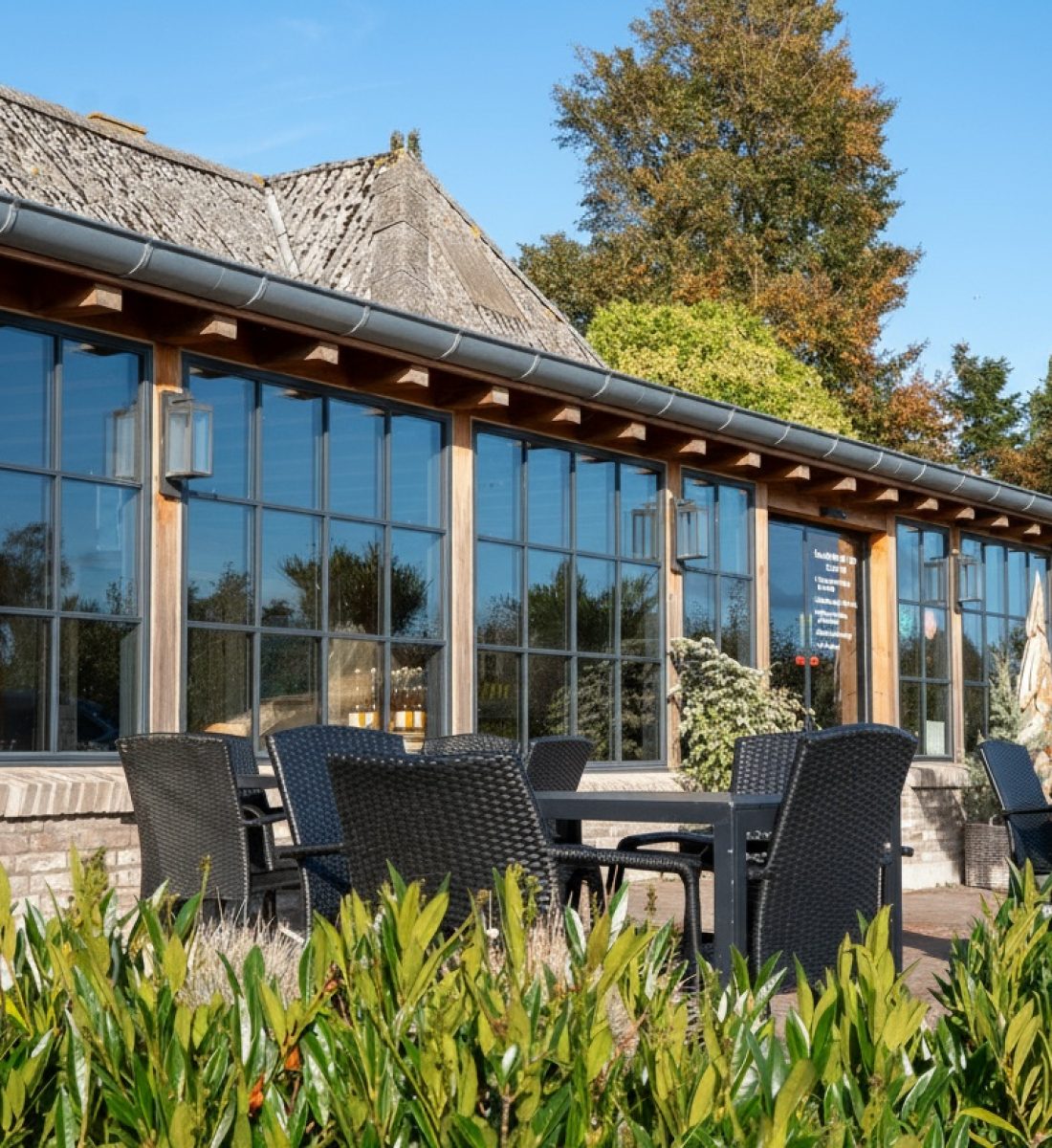 Agata_remove_the_firewoods_in_front_of_the_store_in_the_picture_so_that_e44ed93d-d510-4074-bd96-9f28186ce480