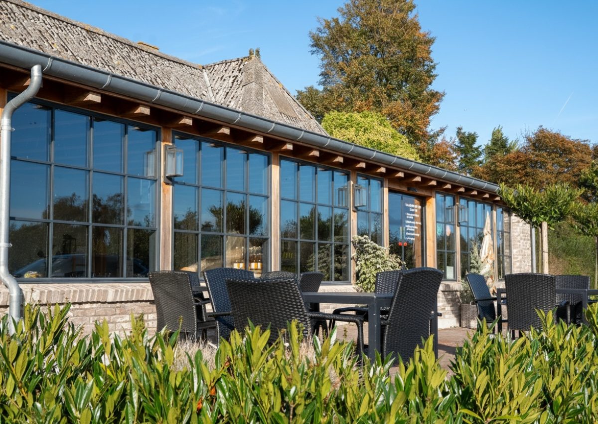 Agata_remove_the_firewoods_in_front_of_the_store_in_the_picture_so_that_e44ed93d-d510-4074-bd96-9f28186ce480